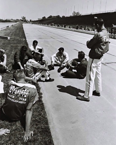 Jim et les mécaniciens Lotus et les techniciens Firestone à Indianapolis en toute décontraction Jim et les mécaniciens Lotus et les techniciens Firestone à Indianapolis en toute décontraction